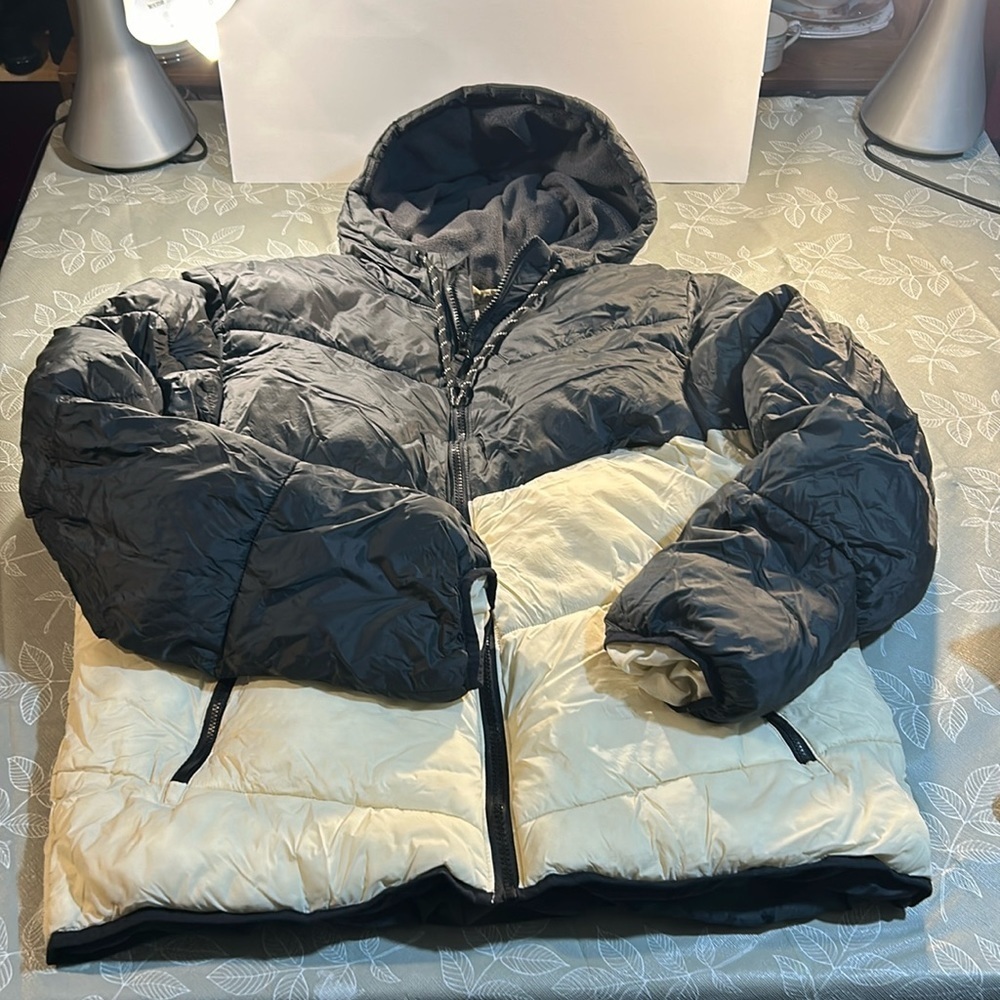 Old Navy. Ladies Puffer Jacket. 1 small rip.